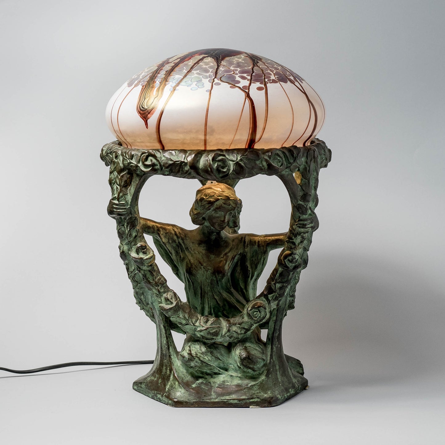 Bordslampa i brons av Alice Nordin gjuten hos Herman Bergman, tidigt 1900-tal. H: 42cm och diam. 30cm. Signerad Alice Nordin Art Nouveau bronze table lamp by Alice Nordin, early 20th century. H: 42cm/16,5" and diam. 30cm/11,8". Signed Alice Nordin