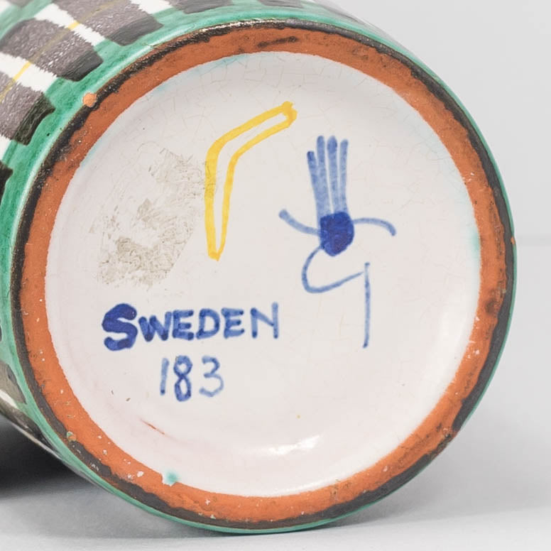 Fajansvas från Gustavsberg. Märkt med ”Studiohanden”. Höjd 29cm. Fayance vase by Gustavsberg. Marked with the “Studio Hand”. Height 29cm/11,4″.