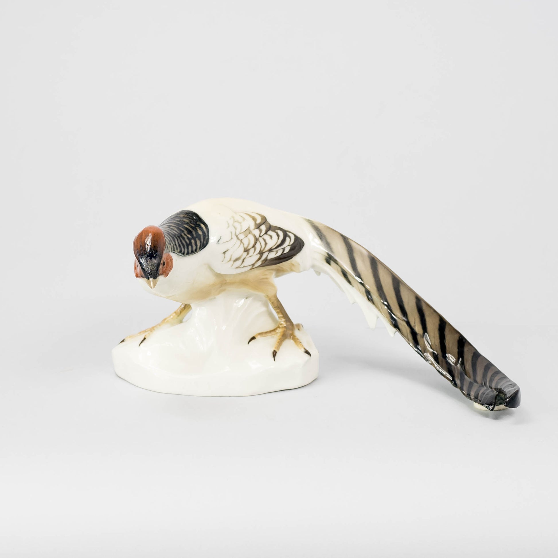 Figurin från Rörstrand med underglasyrmålning. Märkt Rörstrand. 11cm hög och 25cm lång. Early Rörstrand Figurine. Marked Rörstrand. H: 11cm/4,3" and W: 25cm/9,8"