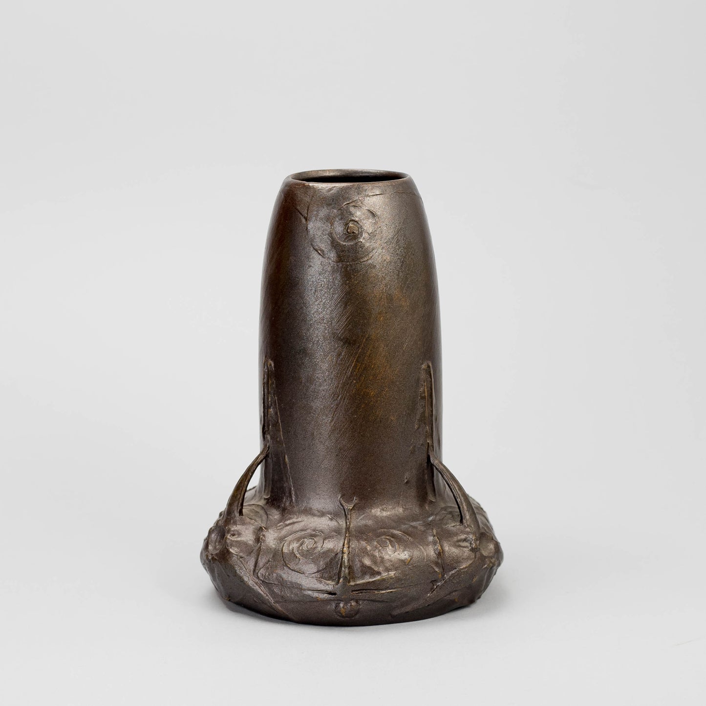 Vas i brons av Elsa Kock för Hugo Elmqvist. Före år 1907. Signerad Dec. E Kock, AB E Gj-metod Stockholm. 17,5cm hög. Vase in bronze by Elsa Kock for Hugo Elmqvist. H: 17,5cm/6,9″. Signed Dec. E Kock, AB E Gj-metod Stockholm. Made before 1907.