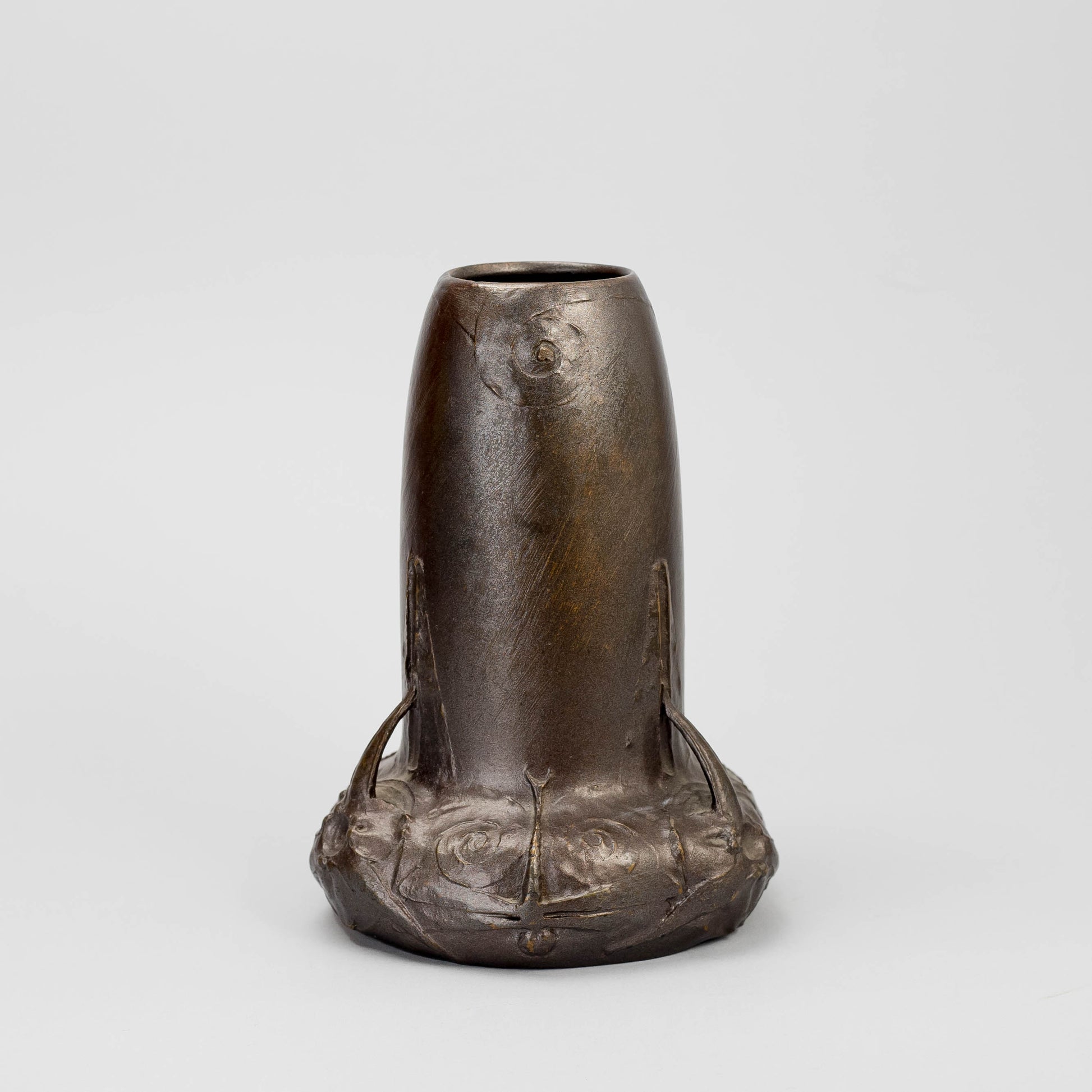 Vas i brons av Elsa Kock för Hugo Elmqvist. Före år 1907. Signerad Dec. E Kock, AB E Gj-metod Stockholm. 17,5cm hög. Vase in bronze by Elsa Kock for Hugo Elmqvist. H: 17,5cm/6,9″. Signed Dec. E Kock, AB E Gj-metod Stockholm. Made before 1907.