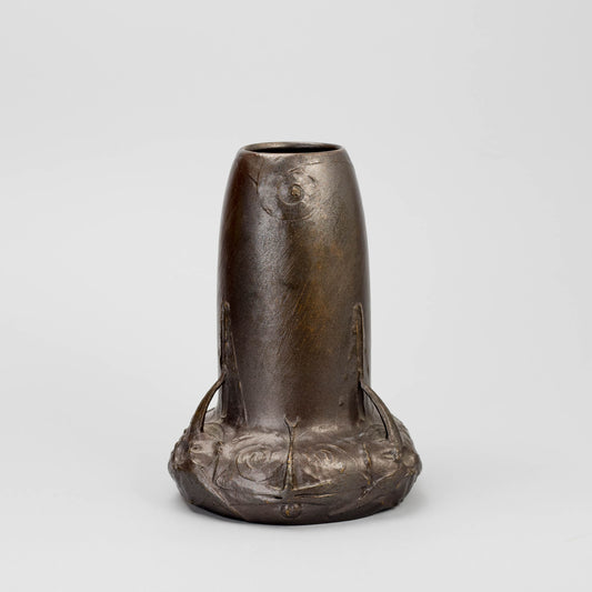 Vas i brons av Elsa Kock för Hugo Elmqvist. Före år 1907. Signerad Dec. E Kock, AB E Gj-metod Stockholm. 17,5cm hög. Vase in bronze by Elsa Kock for Hugo Elmqvist. H: 17,5cm/6,9″. Signed Dec. E Kock, AB E Gj-metod Stockholm. Made before 1907.