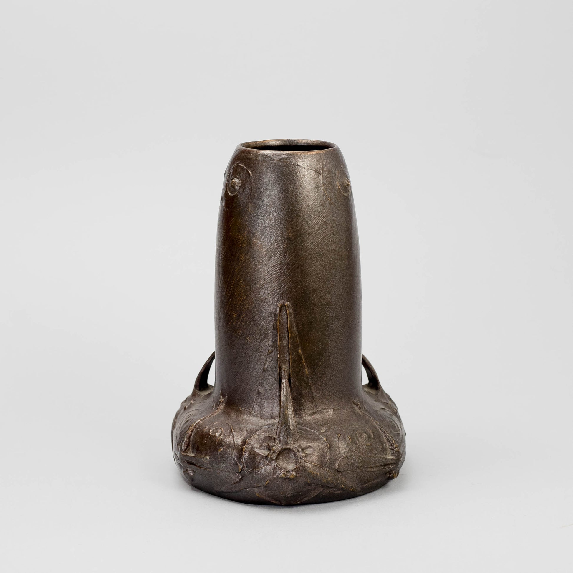 Vas i brons av Elsa Kock för Hugo Elmqvist. Före år 1907. Signerad Dec. E Kock, AB E Gj-metod Stockholm. 17,5cm hög. Vase in bronze by Elsa Kock for Hugo Elmqvist. H: 17,5cm/6,9″. Signed Dec. E Kock, AB E Gj-metod Stockholm. Made before 1907.