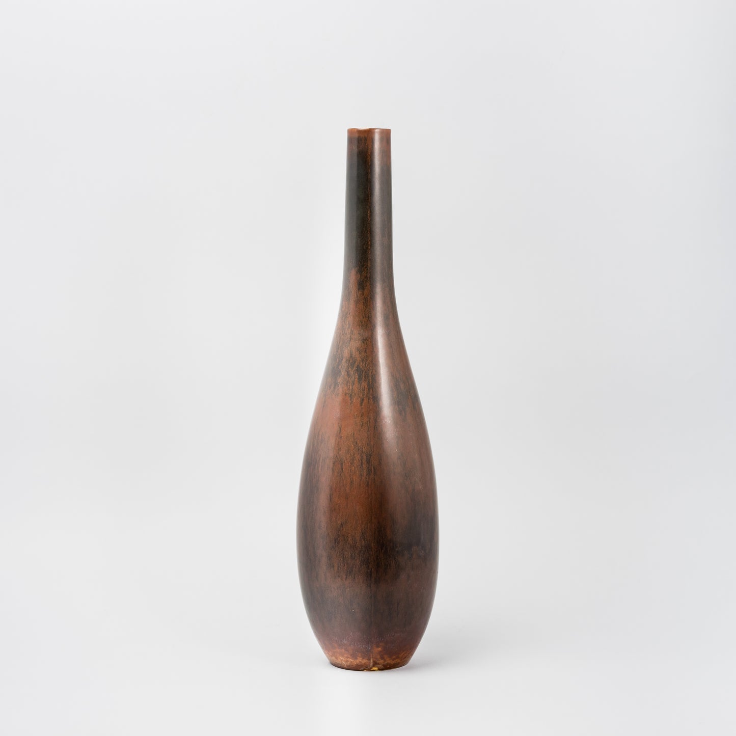 Vas av Carl-Harry Stålhane för Rörstrand i stengods med glasyr i brunt och svart. Signerad R SWEDEN CHS. 36,5cm hög. Carl-Harry Stålhane stoneware vase for Rörstrand, with brown and black glaze. H: 36,5cm/14,4″. Signed R SWEDEN CHS.