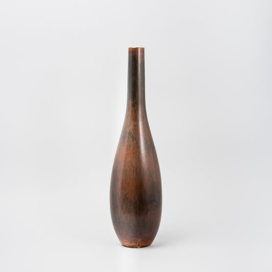 Vas av Carl-Harry Stålhane för Rörstrand i stengods med glasyr i brunt och svart. Signerad R SWEDEN CHS. 36,5cm hög. Carl-Harry Stålhane stoneware vase for Rörstrand, with brown and black glaze. H: 36,5cm/14,4″. Signed R SWEDEN CHS.