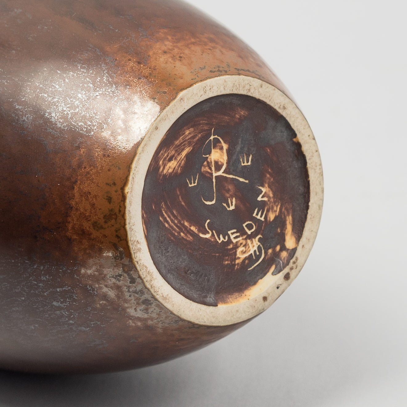Vas av Carl-Harry Stålhane för Rörstrand i stengods med glasyr i brunt och svart. Signerad R SWEDEN CHS. 36,5cm hög. Carl-Harry Stålhane stoneware vase for Rörstrand, with brown and black glaze. H: 36,5cm/14,4″. Signed R SWEDEN CHS.