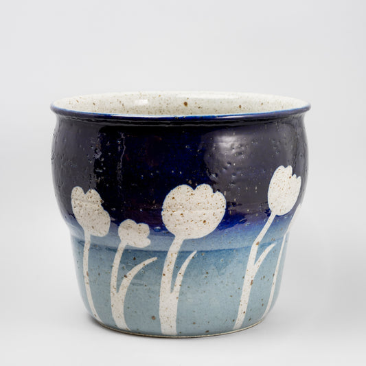 Ytterfoder, i stengods, av Jackie Lynd för Rörstrand. 23,5cm högt och diam. 27cm. Signerad R SWEDEN JACKIE LYND Stoneware flowerpot by Jackie Lynd for Rörstrand. H: 23,5cm/9,3" and diam. 27cm/10,6". Signed R SWEDEN JACKIE LYND