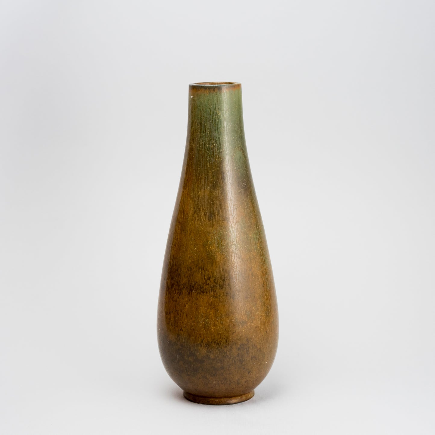 Vas av Gunnar Nylund för Rörstrand. 28cm hög. Signerad R SWEDEN GN A Gunnar Nylund vase by Rörstrand. H: 28cm/11″. Signed R SWEDEN GN