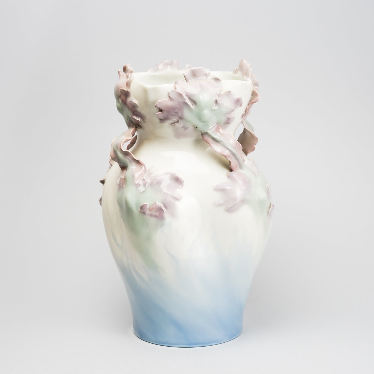 Jugendvas i underglasyrteknik. Nil Emil Lundström för Rörstrand ca 1910. Signerad NEL Rörstrand. 24,5cm hög. Art Nouveau vase in underglazed porcelain by Nils Emil Lundström for Rörstrand, around 1910. H: 24,5cm/9,4″