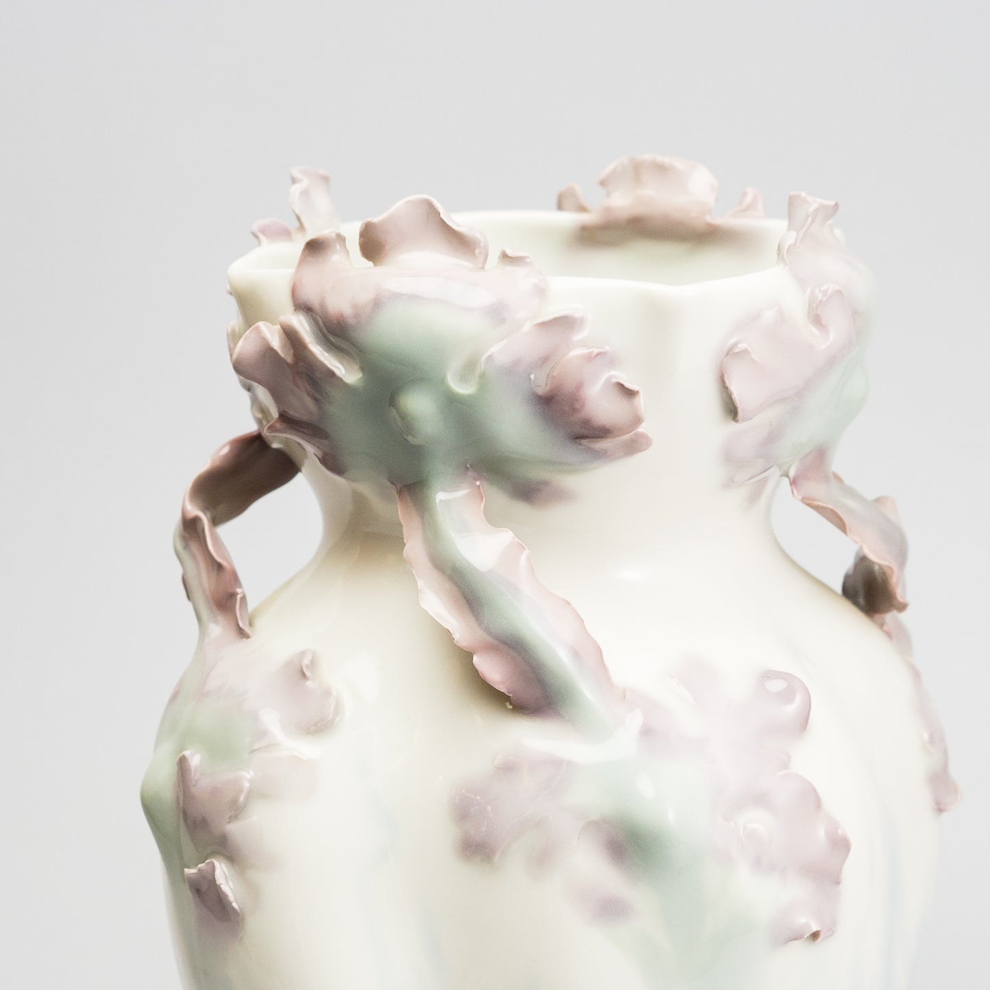 Jugendvas i underglasyrteknik. Nil Emil Lundström för Rörstrand ca 1910. Signerad NEL Rörstrand. 24,5cm hög. Art Nouveau vase in underglazed porcelain by Nils Emil Lundström for Rörstrand, around 1910. H: 24,5cm/9,4″