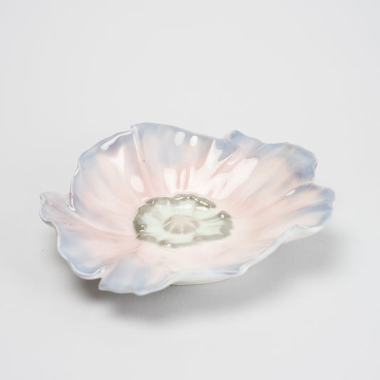 Skål från Rörstrand i form av vallmoblomma, ca 1910. Underglasyrteknik. Diam. 14cm. Art Nouveau Rörstrand bowl in the shape of a poppy flower. Diam. 14cm/5,5"