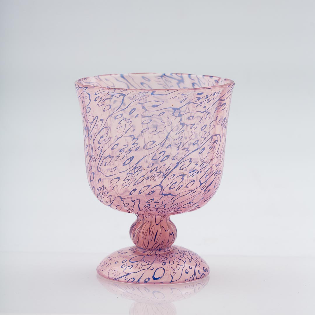 Graalvas av Simon Gate för Orrefors. Signerad Graal Orrefors 1918 KB-HW 540. Blåst av Knut Bergqvist och etsad av Heinrich Wollman. 17,5cm hög och diam. 14cm. An early Orrefors Graal vase by Simon Gate for Orrefors. Signed Graal 1918 KB-HW 540. Blown by Knut Berqvist and etched by Heinrich Wollman. H: 17,5cm/6,9″ and diam. 14cm/5,5″