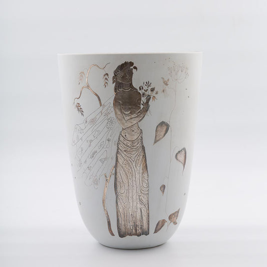 Vas Grazia av Stig Lindberg för Gustavsberg. 33,5cm hög. Märkt GUSTAVSBERG GRAZIA HANDDREJAD Stig L Grazia vase by Stig Lindberg for Gustavsberg. H: 33,5cm/13,2″. Marked GUSTSAVSBERG GRAZIA HANDDREJAD Stig L