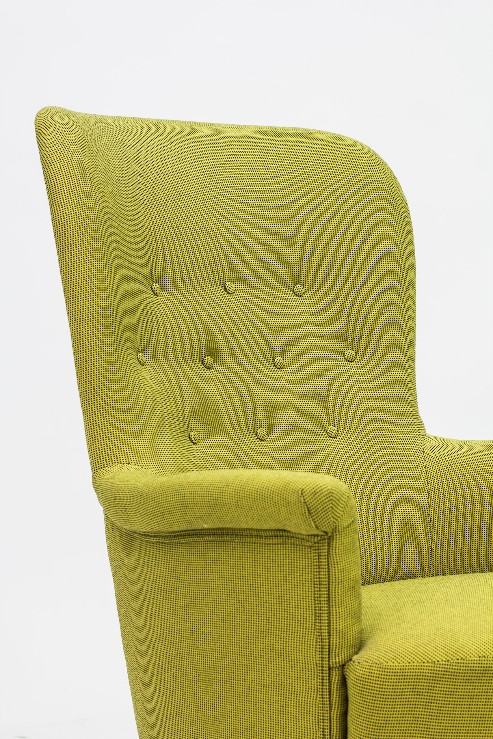 Fåtölj Marino av Carl Malmsten. H: 97cm, B: 70cm, D: 80cm. Nyklädd. Easy chair “Marino” by Carl Malmsten. H: 97cm/38,2″, B: 70cm/27,6″, D. 80cm/31,5″. New fabric