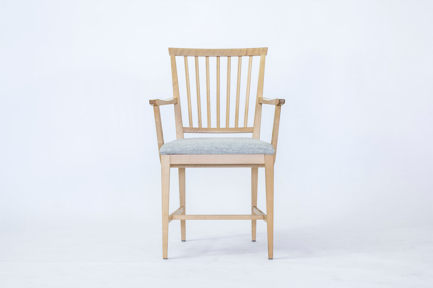 Carl Malmsten karmstol "Vardags". Tillverkad av Stolab. Nyklädd sits. H: 86cm, B: 55cm, D: 53cm Carl Malmsten armchair "Vardags". Made by Stolab. H: 86cm/33,9", B: 55cm/21,7", D: 53cm/20,9"
