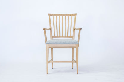 Carl Malmsten karmstol "Vardags". Tillverkad av Stolab. Nyklädd sits. H: 86cm, B: 55cm, D: 53cm Carl Malmsten armchair "Vardags". Made by Stolab. H: 86cm/33,9", B: 55cm/21,7", D: 53cm/20,9"