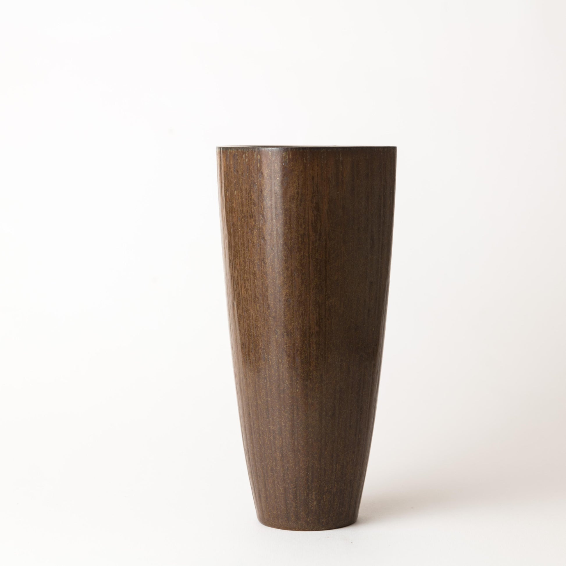Vas av Gunnar Nylund för Rörstrand i stengods med brun glasyr. Signerad R SWEDEN GN. 21,5cm hög. Vase by Gunnar Nylund for Rörstrand  with brown glaze. H: 21,5cm/8,5″. Signed R SWEDEN GN.