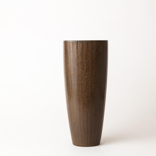 Vas av Gunnar Nylund för Rörstrand i stengods med brun glasyr. Signerad R SWEDEN GN. 21,5cm hög. Vase by Gunnar Nylund for Rörstrand  with brown glaze. H: 21,5cm/8,5″. Signed R SWEDEN GN.