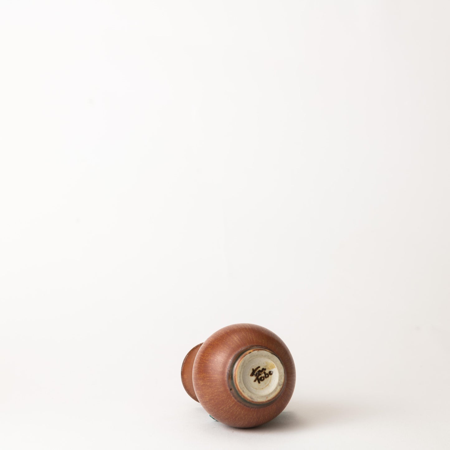 Stengodsvas av Erich och Ingrid Triller, Tobo. Signerad Triller Tobo. 11cm hög. Stoneware vase by Erich and Ingrid Triller, Tobo. Signed Triller Tobo. H: 11cm/4,3″
