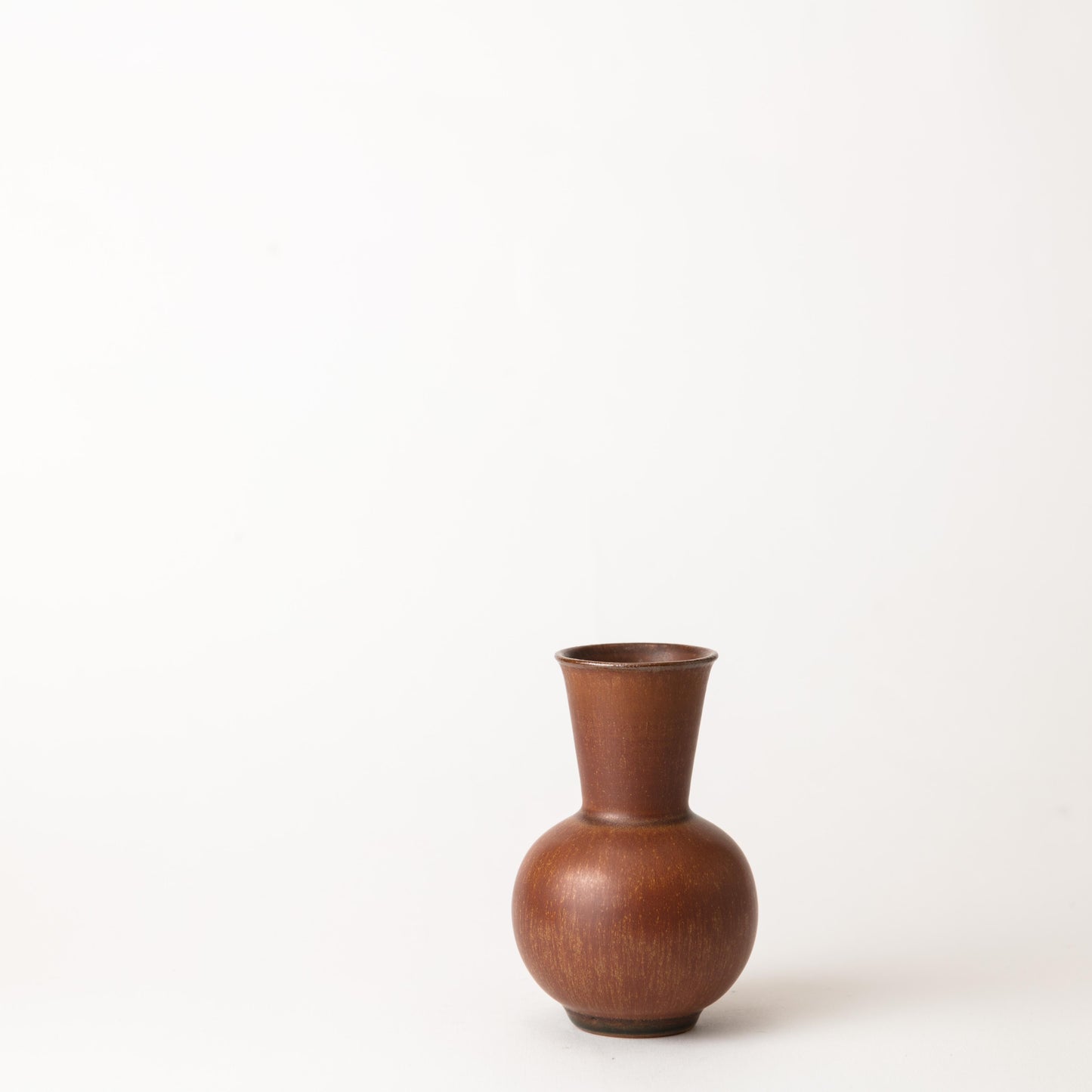 Stengodsvas av Erich och Ingrid Triller, Tobo. Signerad Triller Tobo. 11cm hög. Stoneware vase by Erich and Ingrid Triller, Tobo. Signed Triller Tobo. H: 11cm/4,3″