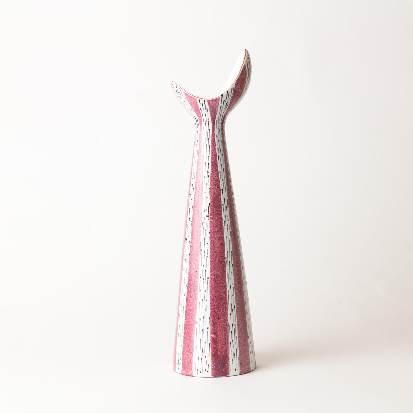 Fajansvas av Stig Lindberg för Gustavsberg. Märkt med ”Studiohanden”. Höjd 31cm. Fayance vase by Stig Lindberg for Gustavsberg. Marked with the “Studio Hand”. Height 31cm/12,2″.
