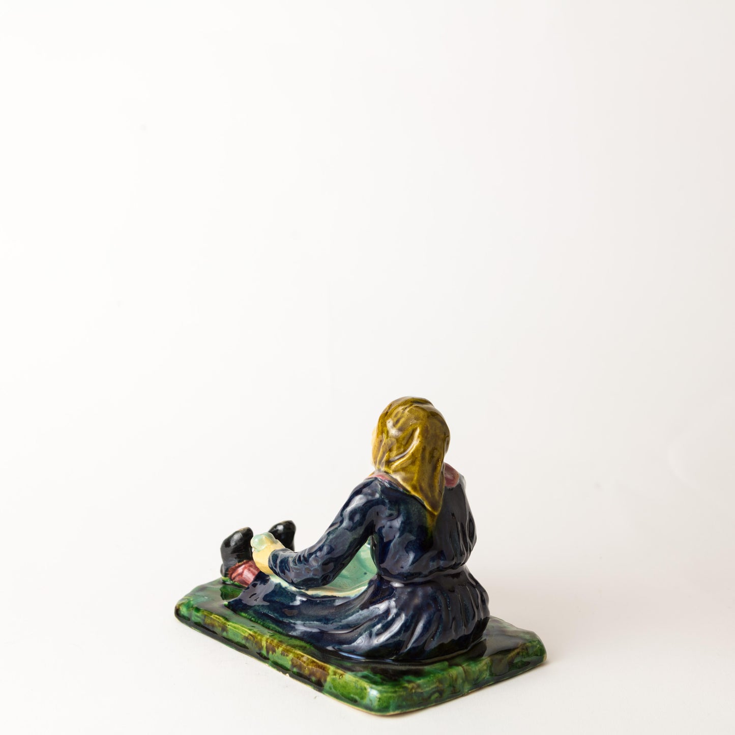Figurin Påltorperskan från Höganäs, ca 1900. H: 12,5cm, L: 16,5cm. Märkt 7. G. 7. HÖGANÄS KH. Figurin "Påltorperskan" by Höganäs around 1900. H: 12,5cm/4,9" and W: 16,5cm/6,5". Marked 7. G. 7. HÖGANÄS KH.