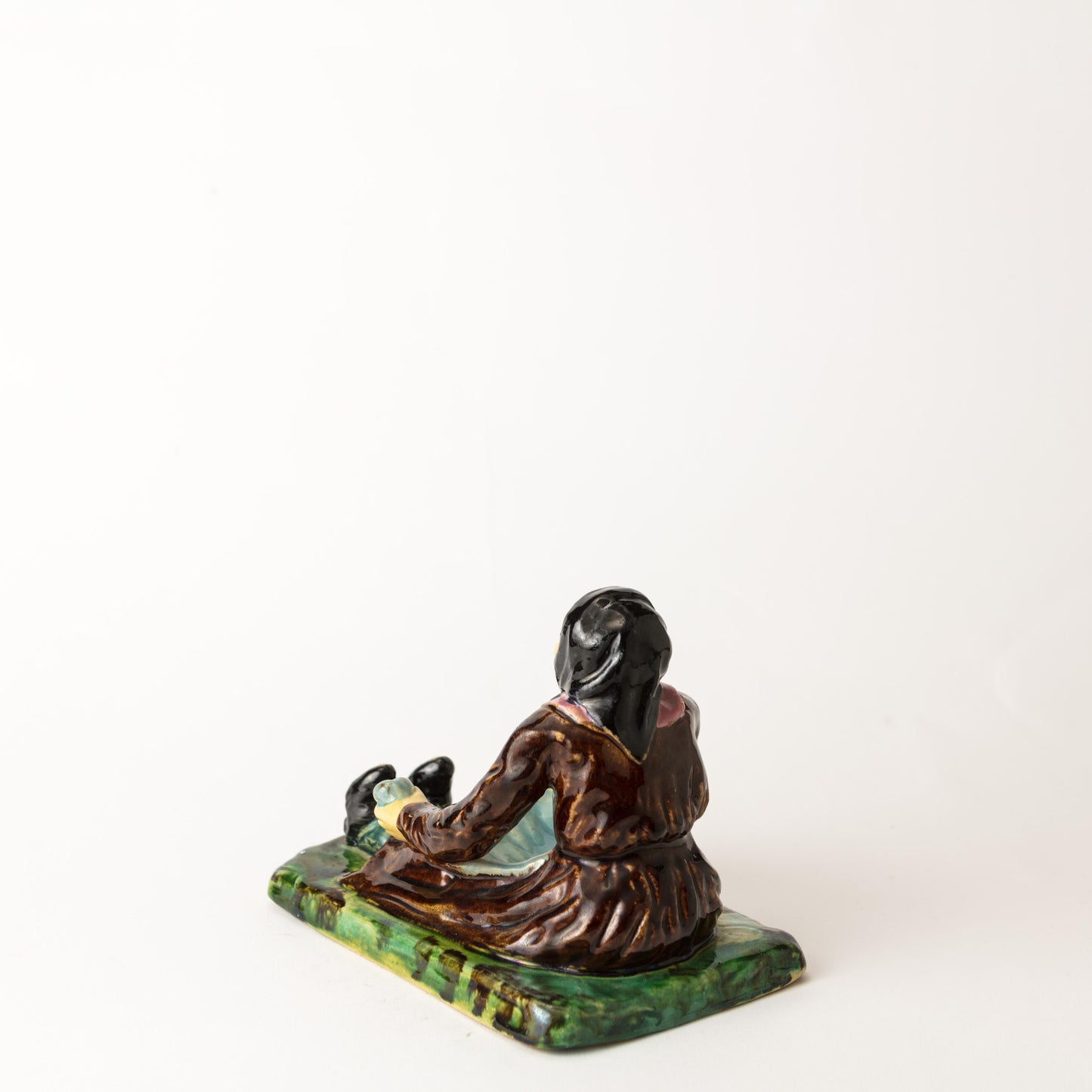 Figurin Påltorperskan från Höganäs, ca 1900. H: 12,5cm, L: 16,5cm. Märkt 7. G. 7. HÖGANÄS KH. Figurin ”Påltorperskan” by Höganäs around 1900. H: 12,5cm/4,9″ and W: 16,5cm/6,5″. Marked 7. G. 7. HÖGANÄS KH.