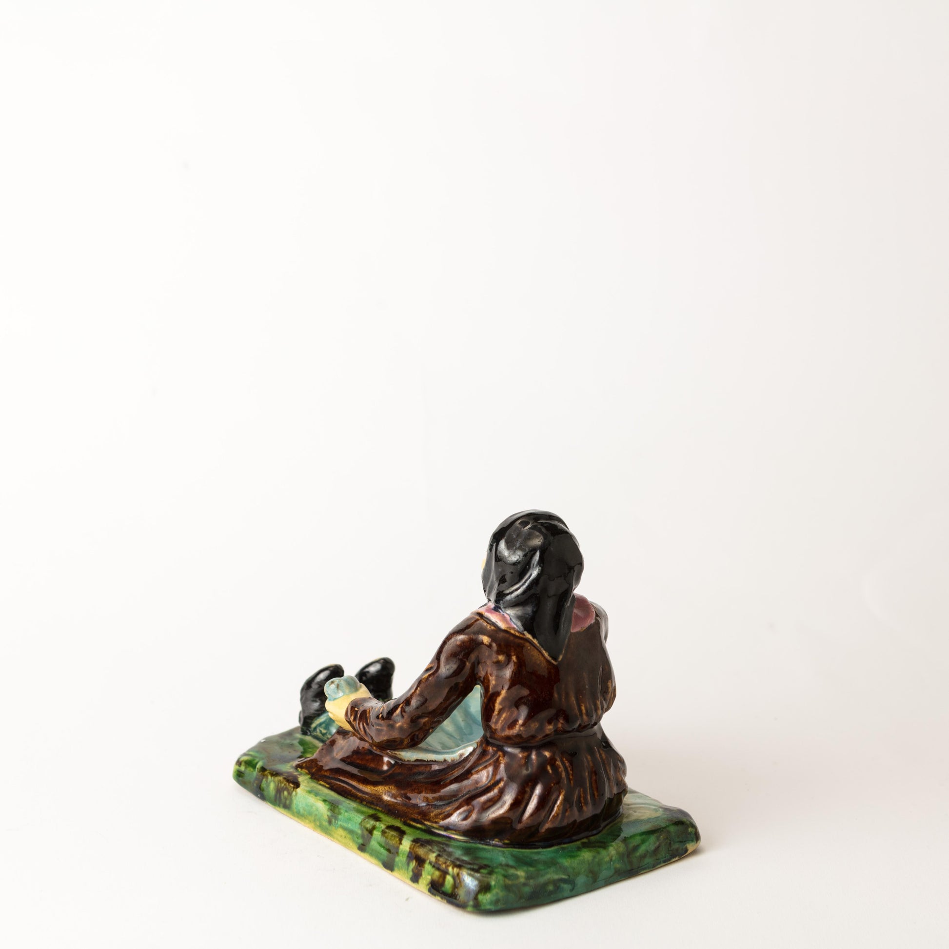 Figurin Påltorperskan från Höganäs, ca 1900. H: 12,5cm, L: 16,5cm. Märkt 7. G. 7. HÖGANÄS KH. Figurin ”Påltorperskan” by Höganäs around 1900. H: 12,5cm/4,9″ and W: 16,5cm/6,5″. Marked 7. G. 7. HÖGANÄS KH.