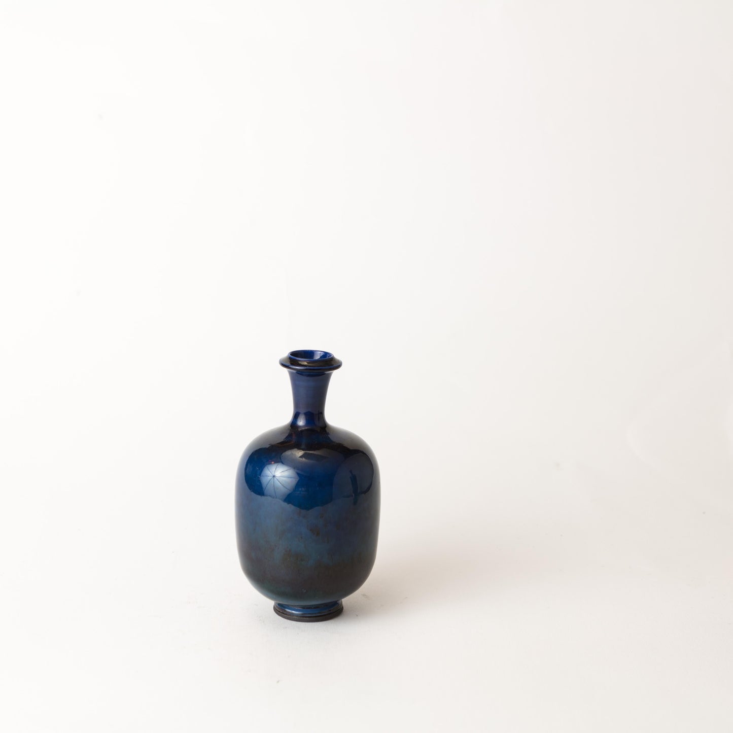 Vas från Gustavsberg i stengods med Aniaraglasyr. 13cm hög. Signerad Friberg samt ”Studiohanden”. Vase by Gustavsberg in stoneware with “Aniara glaze”. H: 13cm/5,1″. Signed Friberg and the “Studio Hand”.