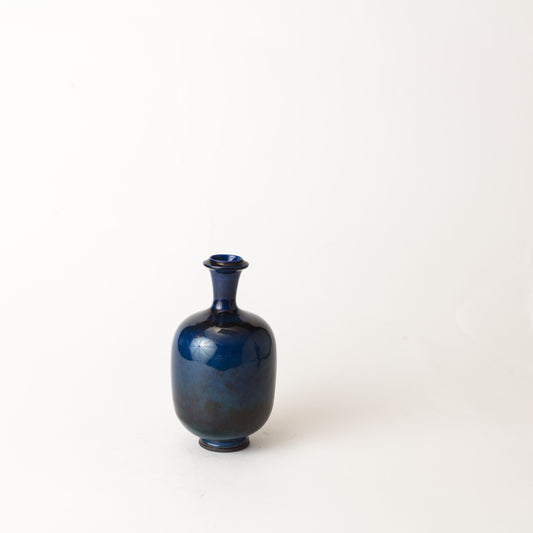Vas från Gustavsberg i stengods med Aniaraglasyr. 13cm hög. Signerad Friberg samt ”Studiohanden”. Vase by Gustavsberg in stoneware with “Aniara glaze”. H: 13cm/5,1″. Signed Friberg and the “Studio Hand”.
