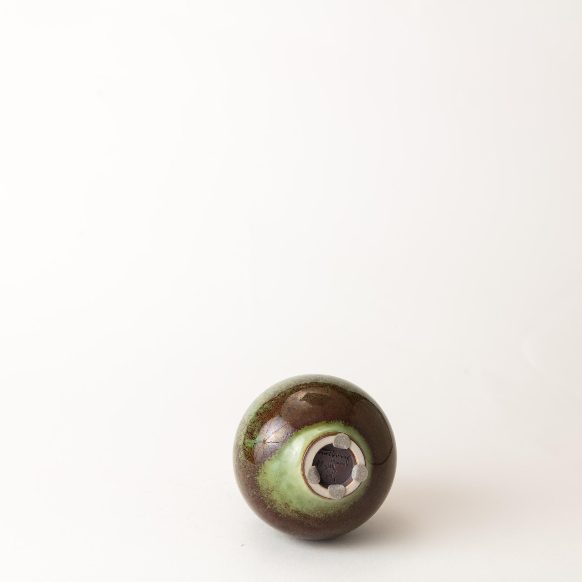 Vas från Gustavsberg i stengods med Aniaraglasyr. 11cm hög. Signerad Friberg samt ”Studiohanden”. Vase by Gustavsberg in stoneware with “Aniara glaze”. H: 11cm/4,3″. Signed Friberg and the “Studio Hand”.