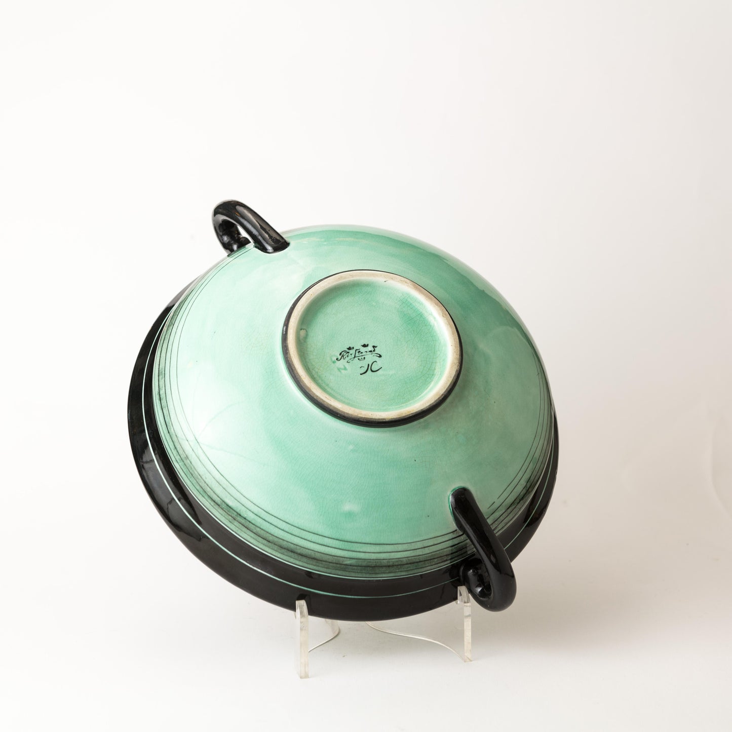 Skål av Ilse Claesson i Serie 5 för Rörstrand, 1930-tal. 9cm hög och diam. utan handtag 27,5cm. Signerad IC Rörstrand Ilse Claesson bowl ”Serie 5″ by Rörstrand, 1930’s. H: 9cm/3,5” and diam without the handles 27,5cm/10,8". Signed IC Rörstrand.
