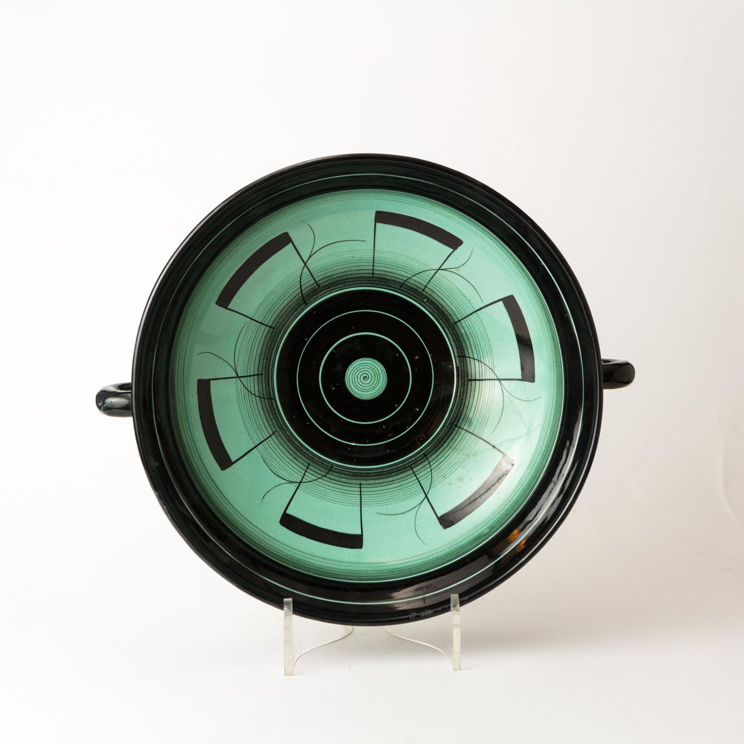 Skål av Ilse Claesson i Serie 5 för Rörstrand, 1930-tal. 9cm hög och diam. utan handtag 27,5cm. Signerad IC Rörstrand Ilse Claesson bowl ”Serie 5″ by Rörstrand, 1930’s. H: 9cm/3,5” and diam without the handles 27,5cm/10,8". Signed IC Rörstrand.