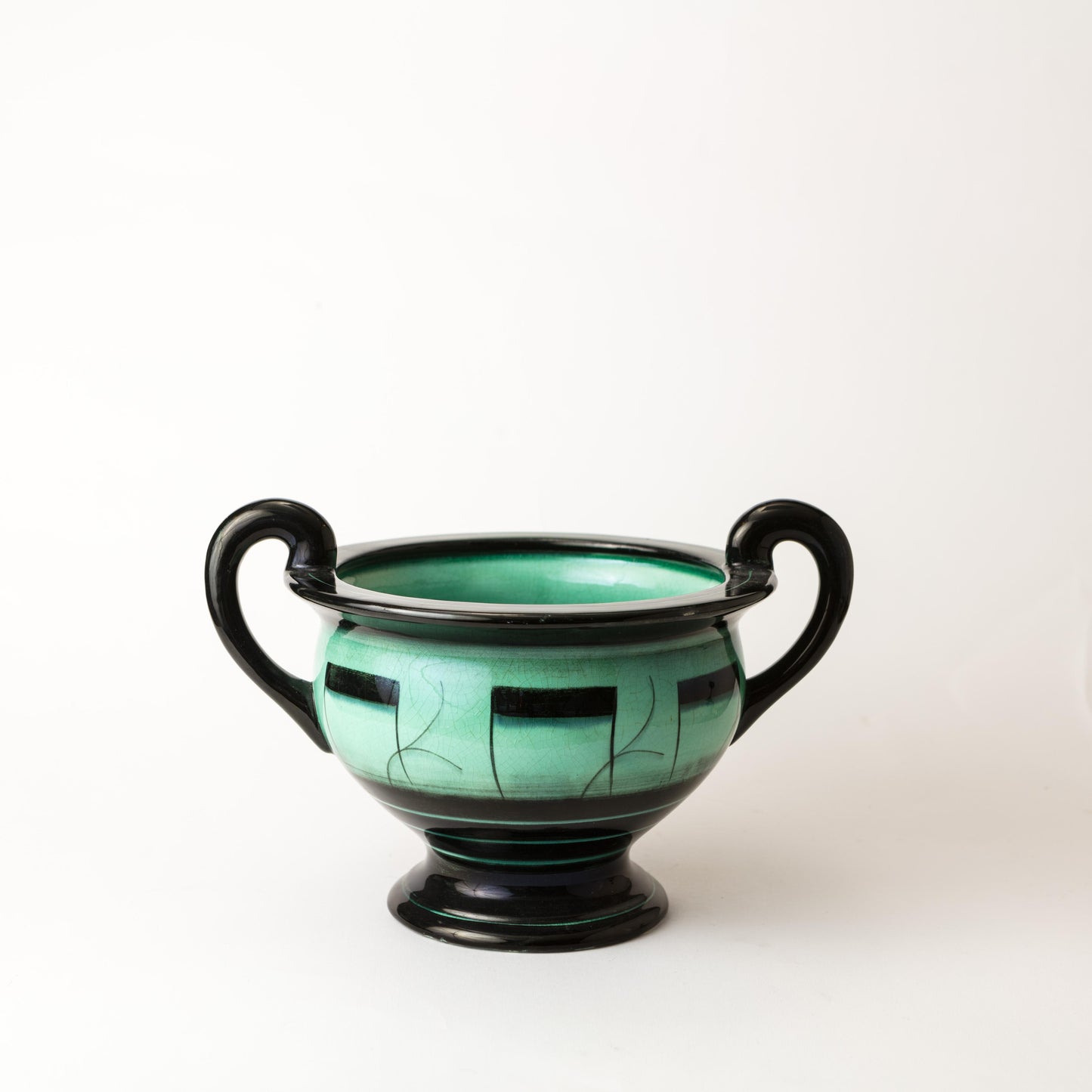 Skål av Ilse Claesson i Serie 5 för Rörstrand, 1930-tal. 17,5cm hög och diam. utan handtag 20cm. Signerad IC Rörstrand Ilse Claesson bowl ”Serie 5″ by Rörstrand, 1930’s. H: 17,5cm/3,5” and diam without the handles 20cm/6,9″. Signed IC Rörstrand.