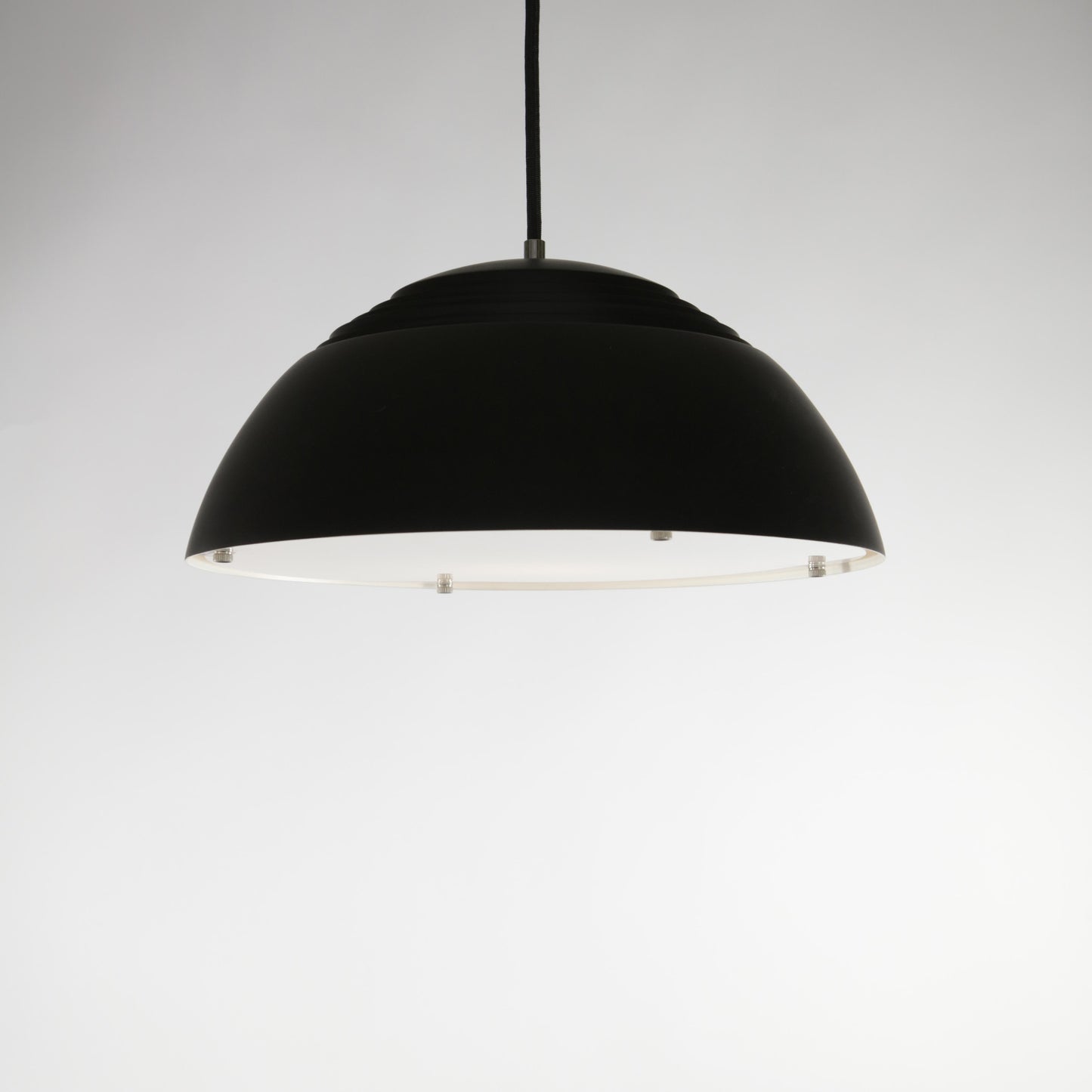 AJ Royal pendel av Arne Jacobsen för Louis Poulsen. Diameter 38cm. AJ Royal by Arne Jacobsen for Louis Poulsen. Diameter 38cm/15"