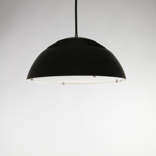 AJ Royal pendel av Arne Jacobsen för Louis Poulsen. Diameter 38cm. AJ Royal by Arne Jacobsen for Louis Poulsen. Diameter 38cm/15"