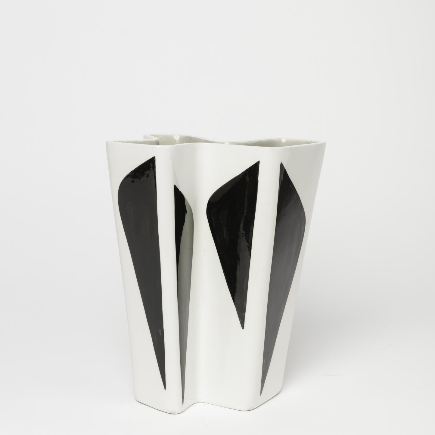 Vas, Konstrakta, av Carl-Harry Stålhane för Rörstrand, 1950-tal. 20cm X 16,5cm och 24cm hög. Signerad R CHS SWEDEN Vase from the series “Konstrakta” by Carl Harry Stålhane for Rörstrand, 1950's. 20cm/7,9" X 16,5cm/6,5" and Height: 24cm/9,4″