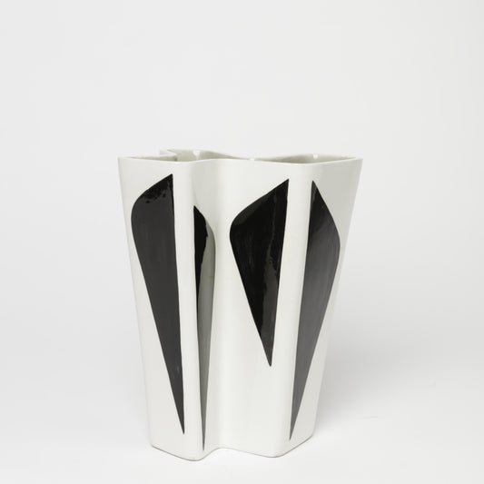 Vas, Konstrakta, av Carl-Harry Stålhane för Rörstrand, 1950-tal. 20cm X 16,5cm och 24cm hög. Signerad R CHS SWEDEN Vase from the series “Konstrakta” by Carl Harry Stålhane for Rörstrand, 1950's. 20cm/7,9" X 16,5cm/6,5" and Height: 24cm/9,4″