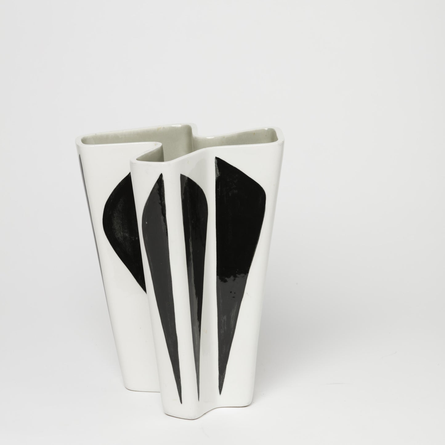 Vas, Konstrakta, av Carl-Harry Stålhane för Rörstrand, 1950-tal. 20cm X 16,5cm och 24cm hög. Signerad R CHS SWEDEN Vase from the series “Konstrakta” by Carl Harry Stålhane for Rörstrand, 1950's. 20cm/7,9" X 16,5cm/6,5" and Height: 24cm/9,4″