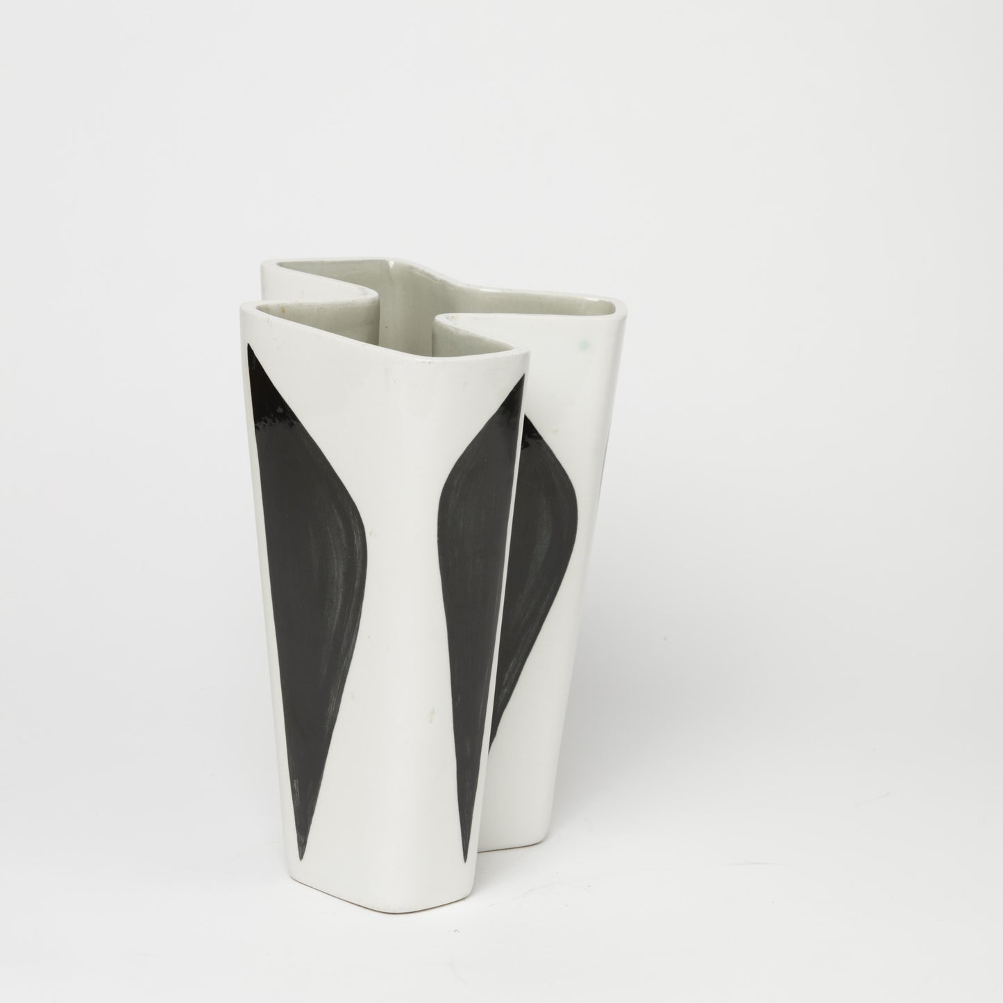 Vas, Konstrakta, av Carl-Harry Stålhane för Rörstrand, 1950-tal. 20cm X 16,5cm och 24cm hög. Signerad R CHS SWEDEN Vase from the series “Konstrakta” by Carl Harry Stålhane for Rörstrand, 1950's. 20cm/7,9" X 16,5cm/6,5" and Height: 24cm/9,4″