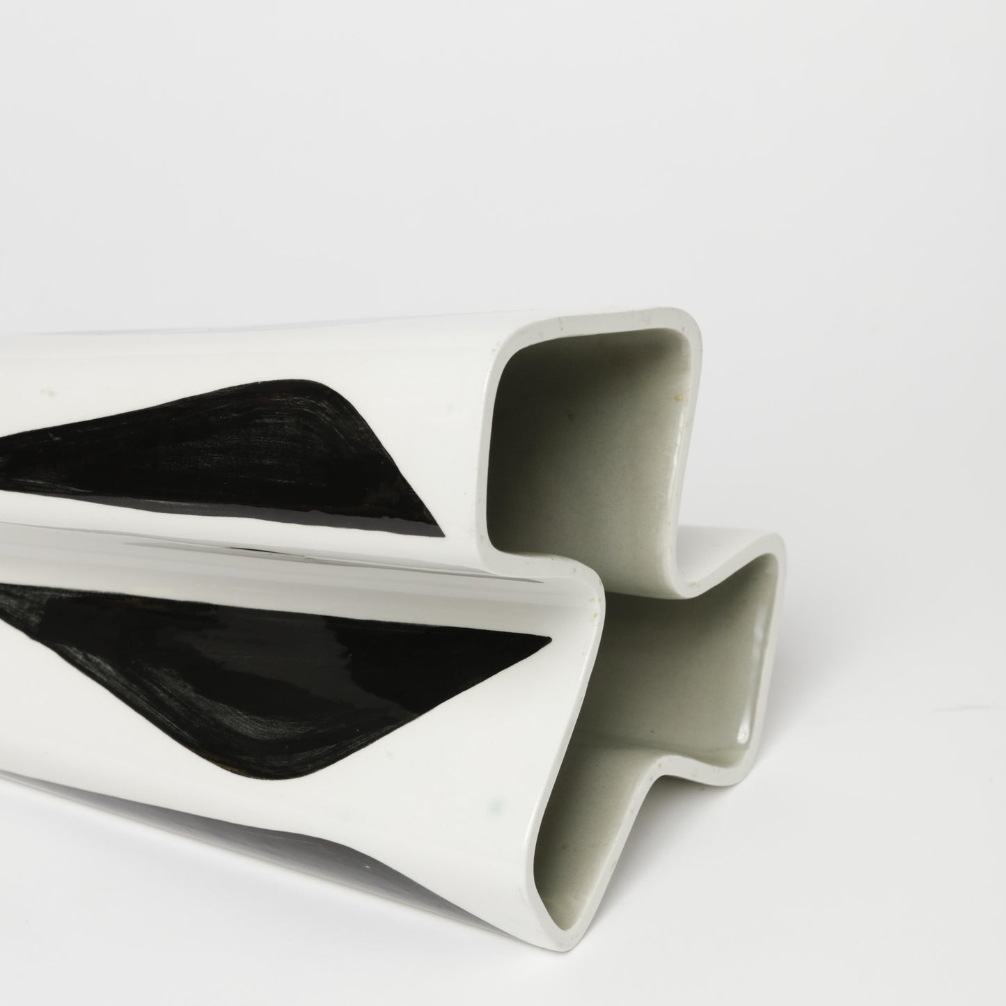 Vas, Konstrakta, av Carl-Harry Stålhane för Rörstrand, 1950-tal. 20cm X 16,5cm och 24cm hög. Signerad R CHS SWEDEN Vase from the series “Konstrakta” by Carl Harry Stålhane for Rörstrand, 1950's. 20cm/7,9" X 16,5cm/6,5" and Height: 24cm/9,4″
