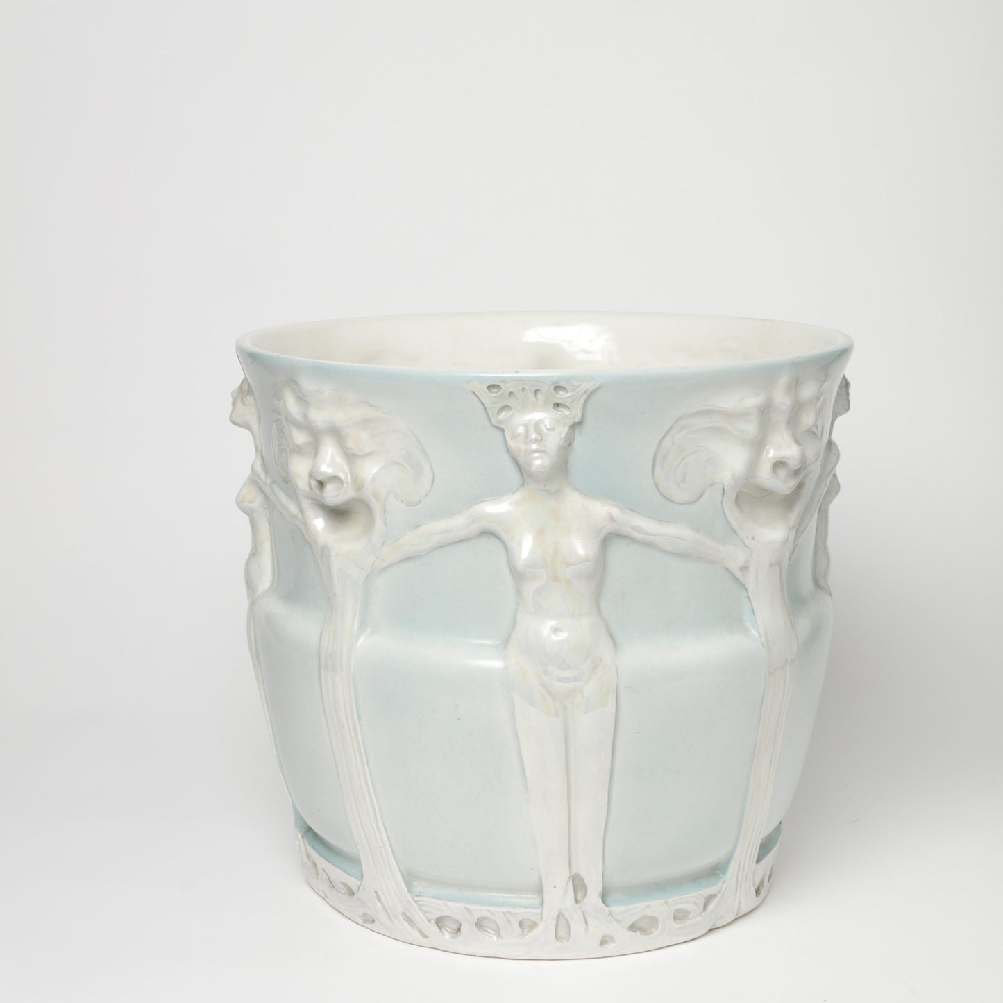 Ytterfoder i jugend av Alf Wallander för Rörstrand, ca 1900. 29cm högt och diam. 32cm. Märkt Rörstrand. An Art Nouveau flower pot by Rörstrand. H: 29cm/11,4″ Diam. 32cm/12,6″. Marked Rörstrand.