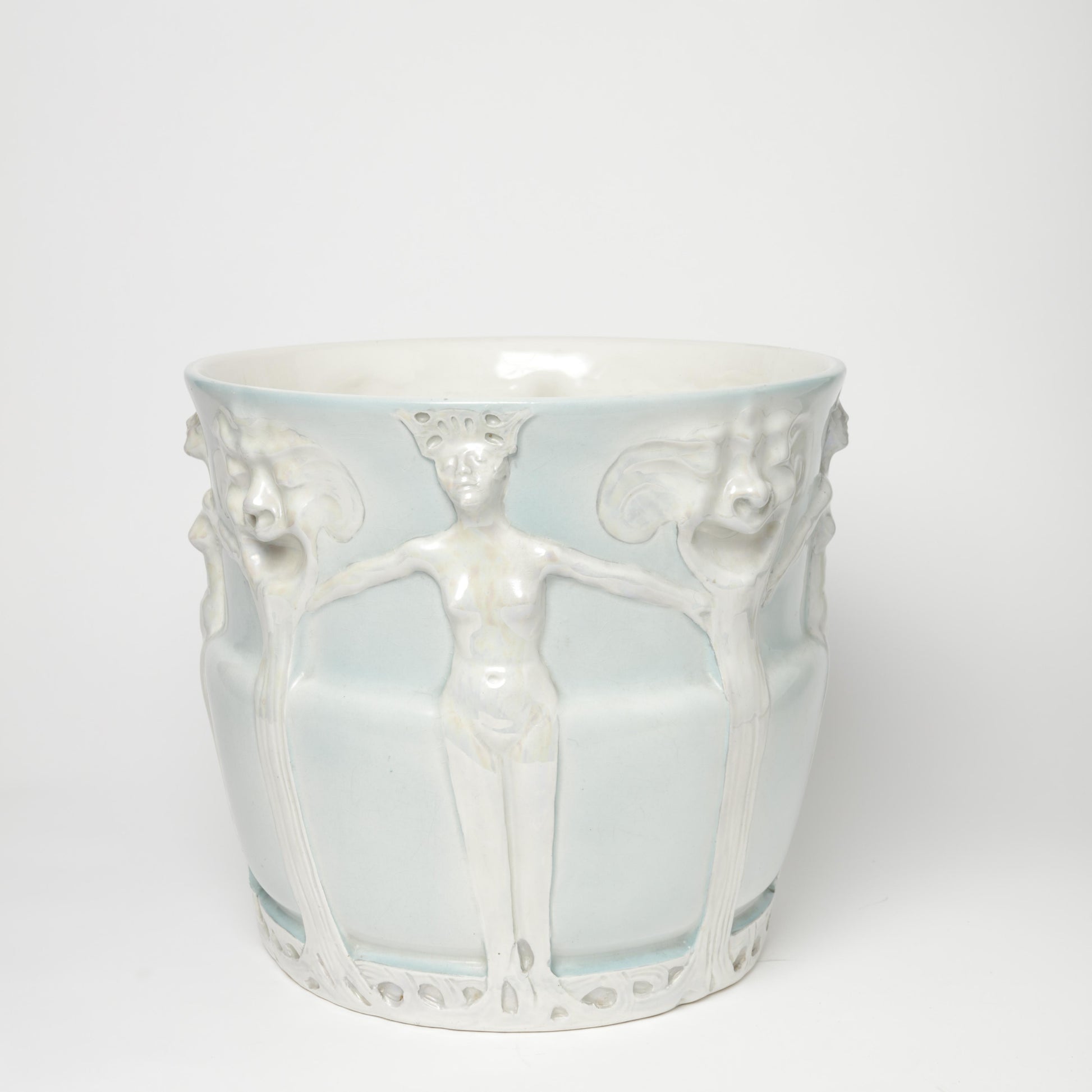 Ytterfoder i jugend av Alf Wallander för Rörstrand, ca 1900. 29cm högt och diam. 32cm. Märkt Rörstrand. An Art Nouveau flower pot by Rörstrand. H: 29cm/11,4″ Diam. 32cm/12,6″. Marked Rörstrand.