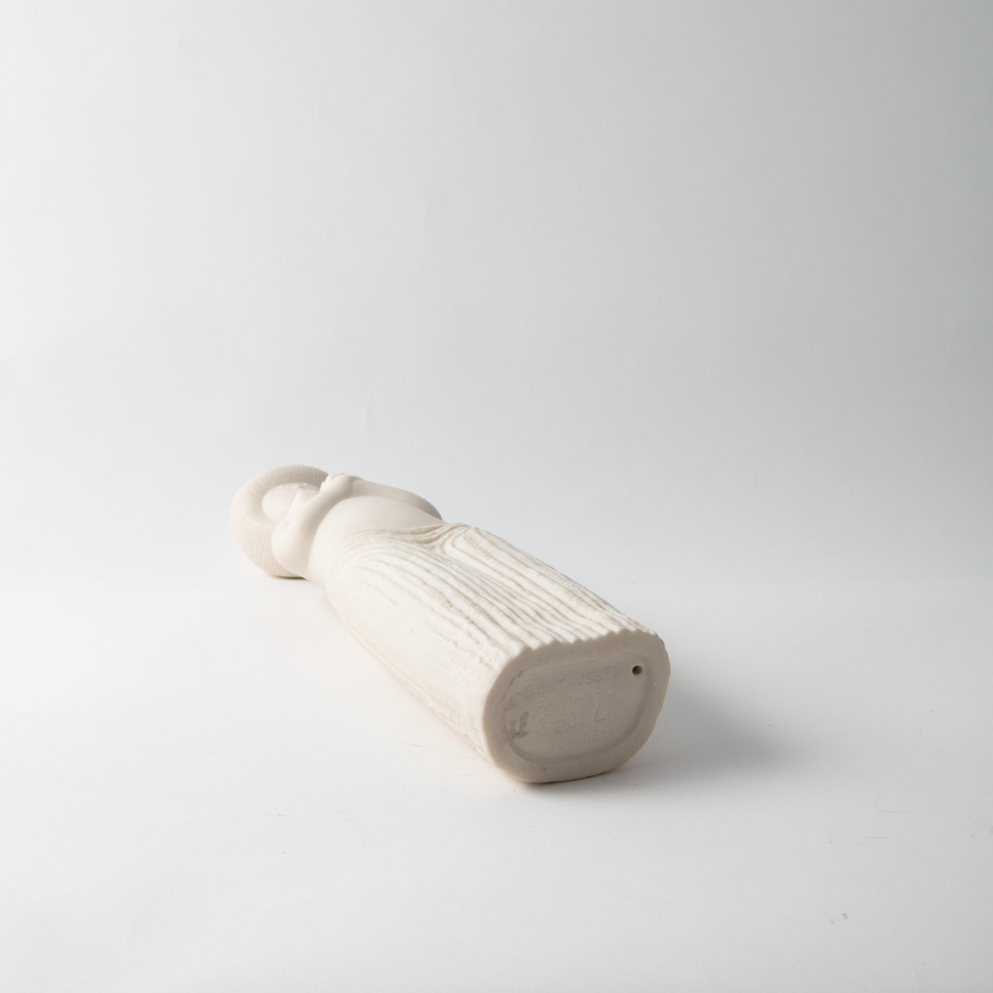 Figurin i parian av Stig Lindberg för Gustavsberg, 1960-tal. Serien heter ”Figurin” och detta är ”Stora Eva”. Höjd 31cm. Stig Lindberg parian figurine "Stora Eva" for Gustavsberg in the ”Figurin” series, 1960’s. H: 31cm/12,2″