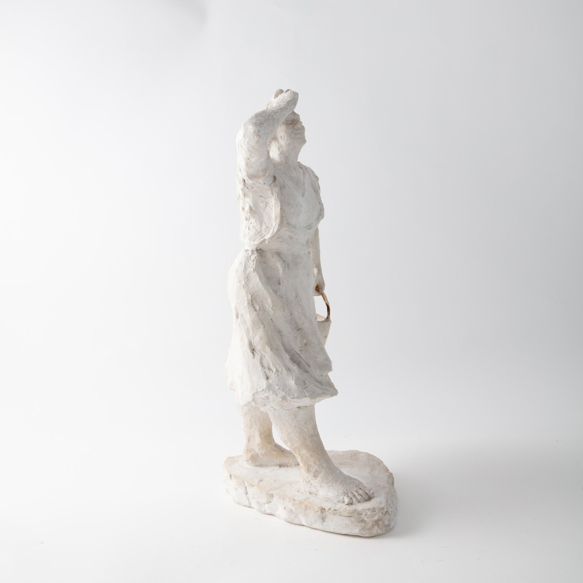 Skulptur i gips av Nathalie Levi. H: 38cm. Signerad N. LEVI Plaster sculpture by Nathalie Levi. H: 38cm/15″. Signed N. LEVI