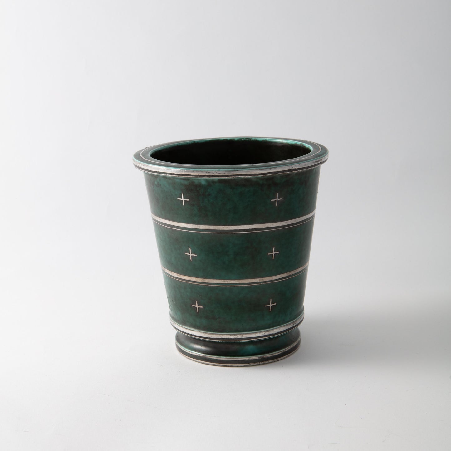 Argentavas av Wilhelm Kåge, med geometriskt mönster, från Gustavsberg. 15cm hög och diameter 14,5cm. Märkt HANDDREJAD KÅGE ARGENTA GUSTAVSBERG. Argenta vase with geometric pattern, by Wilhelm Kåge for Gustavsberg. H: 15cm/5,9″ and diam. 14,5cm/5,7″. Marked HANDDREJAD KÅGE ARGENTA GUSTAVSBERG.