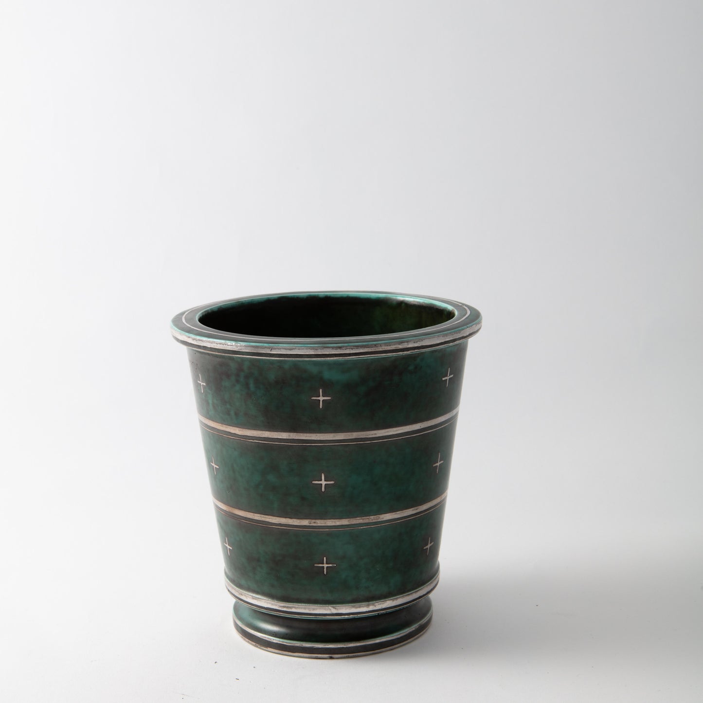 Argentavas av Wilhelm Kåge, med geometriskt mönster, från Gustavsberg. 15cm hög och diameter 14,5cm. Märkt HANDDREJAD KÅGE ARGENTA GUSTAVSBERG. Argenta vase with geometric pattern, by Wilhelm Kåge for Gustavsberg. H: 15cm/5,9″ and diam. 14,5cm/5,7″. Marked HANDDREJAD KÅGE ARGENTA GUSTAVSBERG.