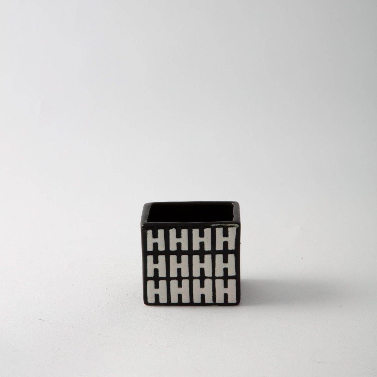 Domino cigarettbägare av Stig Lindberg för Gustavsberg. H: 5cm samt 4,5cm X 6cm. Domino by Stig Lindberg for Gustavsberg. H: 5cm/2″ and 4,5cm/1,8" X 6cm/2,4"