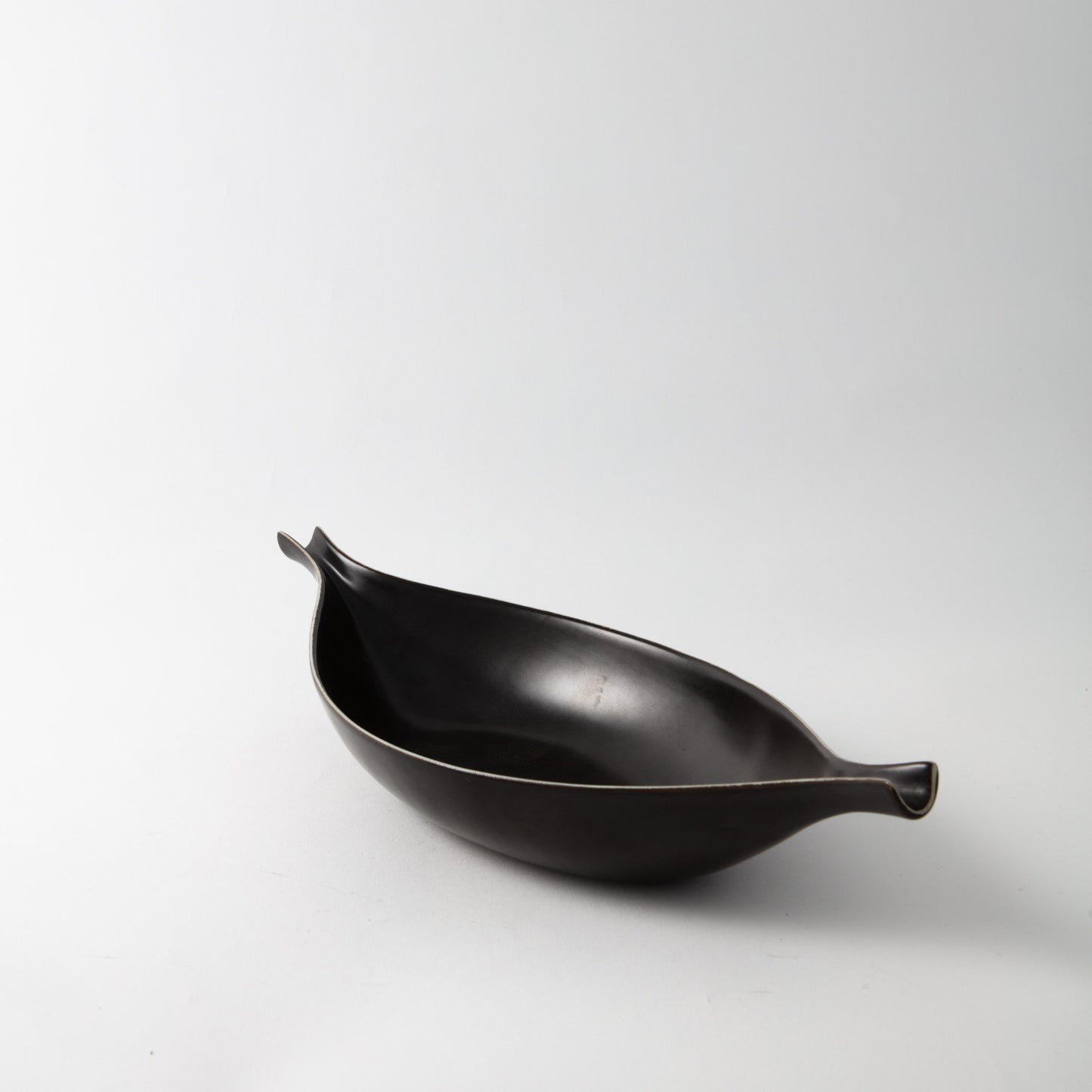 Pungoskål av Stig Lindberg för Gustavsberg, 1950-tal. Märkt GUSTAVSBERG. Längd: 35cm, Bredd 14cm. Pungo bowl by Stig Lindberg for Gustavsberg, 1950's. Stamped GUSTAVSBERG. 35cm/13,8″ X 14cm/5,5″.