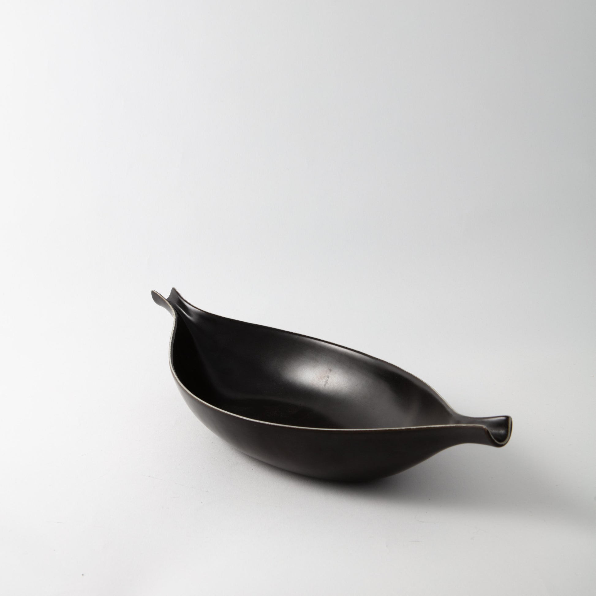 Pungoskål av Stig Lindberg för Gustavsberg, 1950-tal. Märkt GUSTAVSBERG. Längd: 35cm, Bredd 14cm. Pungo bowl by Stig Lindberg for Gustavsberg, 1950's. Stamped GUSTAVSBERG. 35cm/13,8″ X 14cm/5,5″.